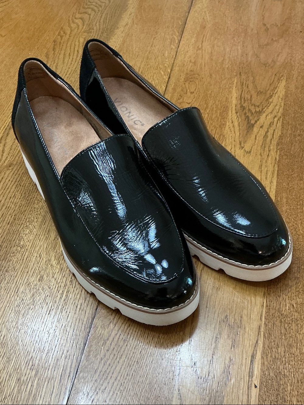 Woman’s Vionic Kensley black patent leather loafer. Size 10. Cream sole.Like new